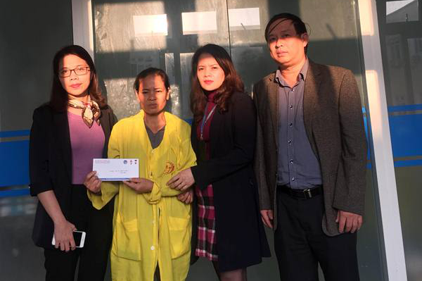 Tổ chức thăm hỏi, động viên và trao kinh phí hỗ trợ cho 2 sinh viên gặp hoàn cảnh đặc biệt khó khăn